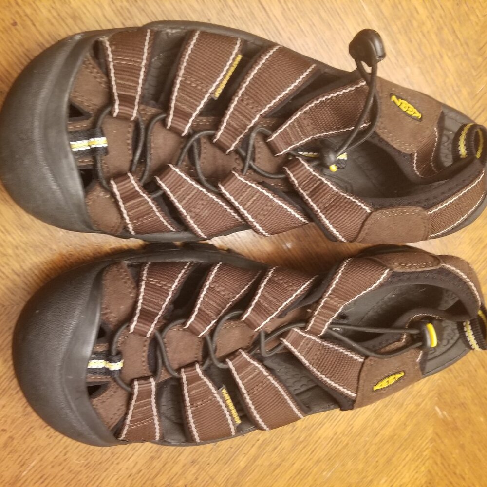 EUC - Womans KEEN leather water sandels
